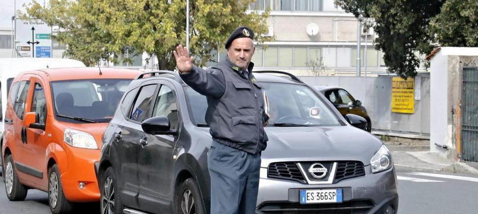Scooterista investito finisce in ospedale