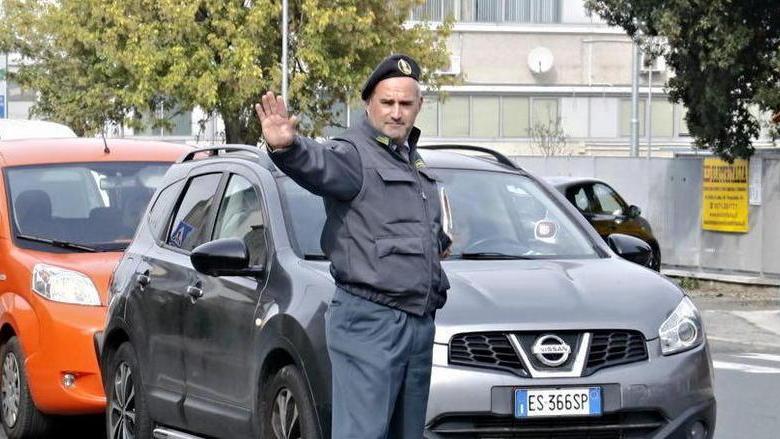 Scooterista investito finisce in ospedale