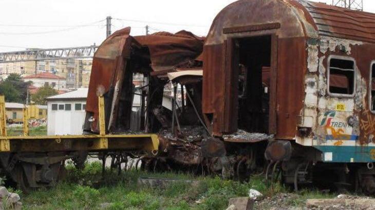 Degrado alla stazione, vagoni abbandonati trasformati in giacigli - Le foto