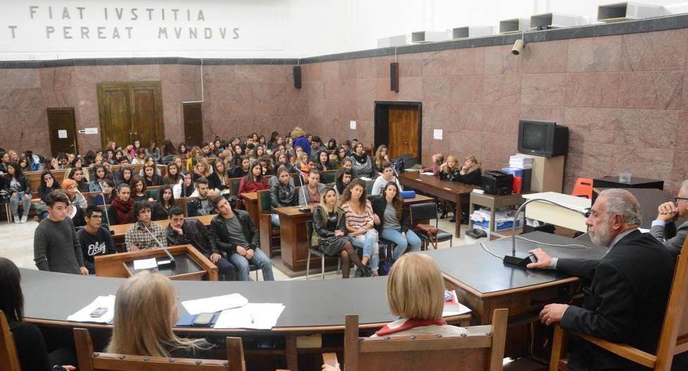 Studenti a lezione di giustizia civile in corte d’assise 