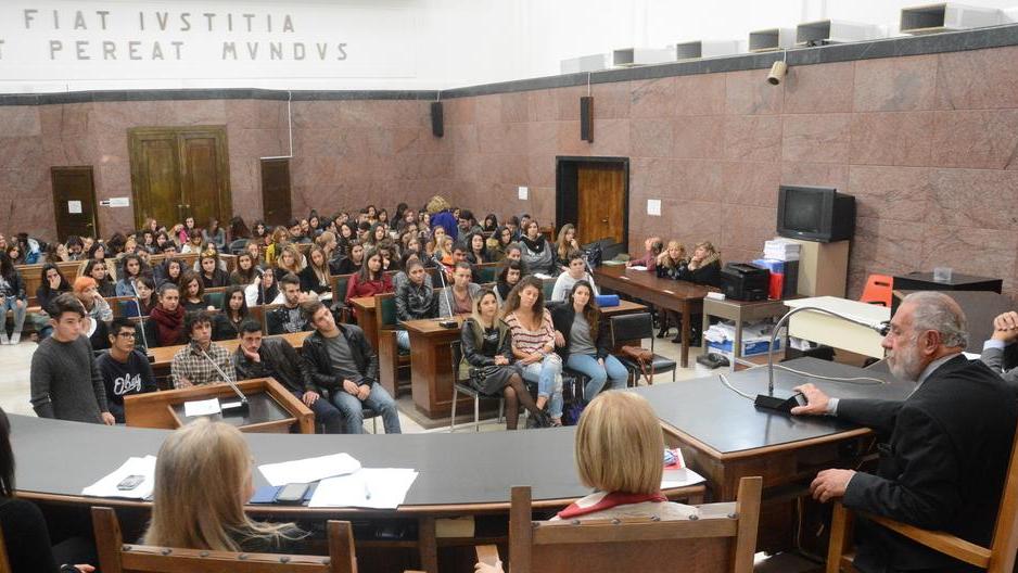 Studenti a lezione di giustizia civile in corte d’assise 