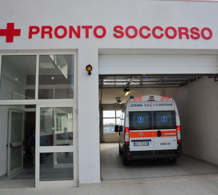Cade da un tetto in eternit grave operaio di Ula Tirso 