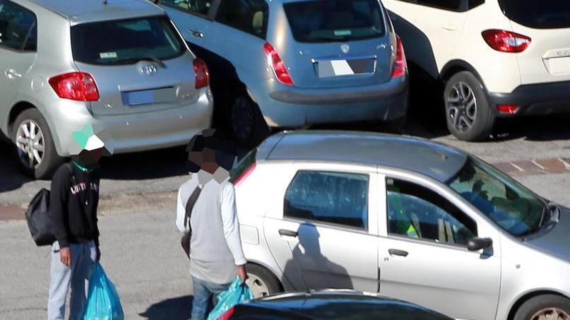 Due “parcheggiatori” nella zona dello stadio (Foto Agenzia Carlo Sestini)