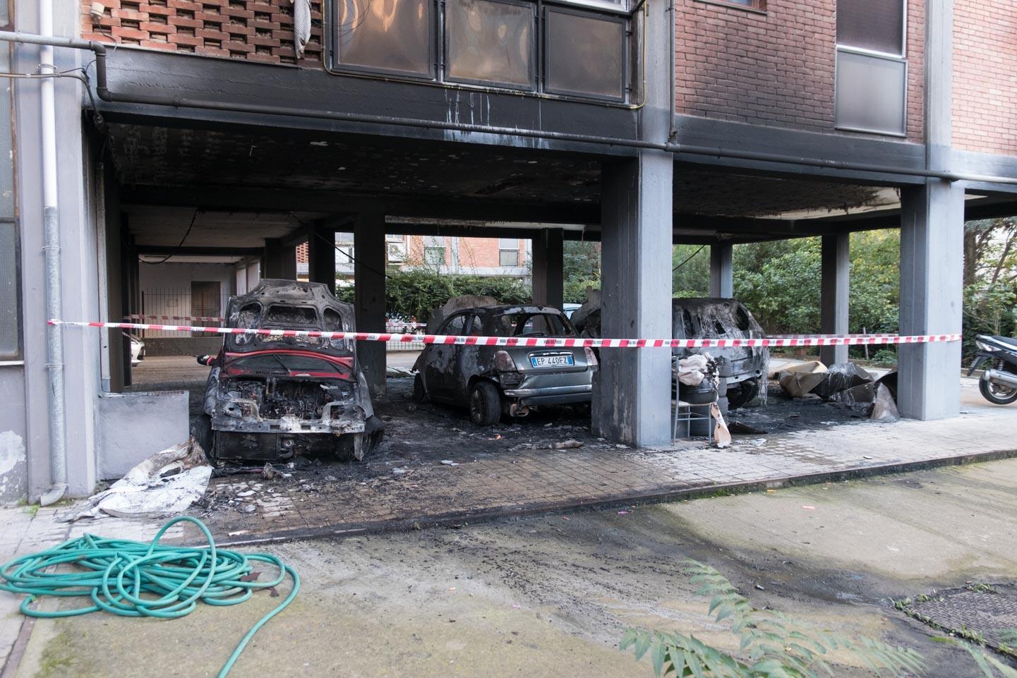 Cagliari, tre auto a fuoco nel cortile dove fu ucciso Alessandro Picci 