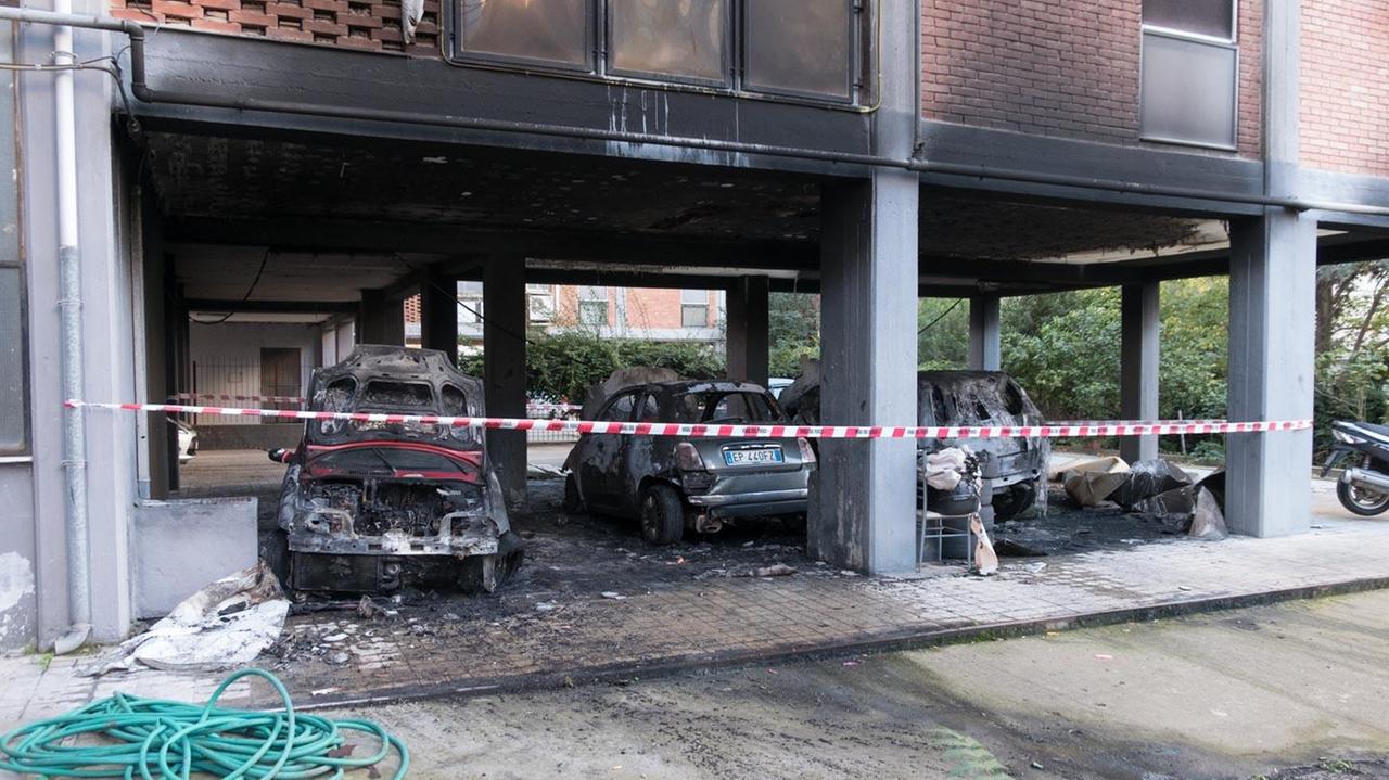 Cagliari, tre auto a fuoco nel cortile dove fu ucciso Alessandro Picci
