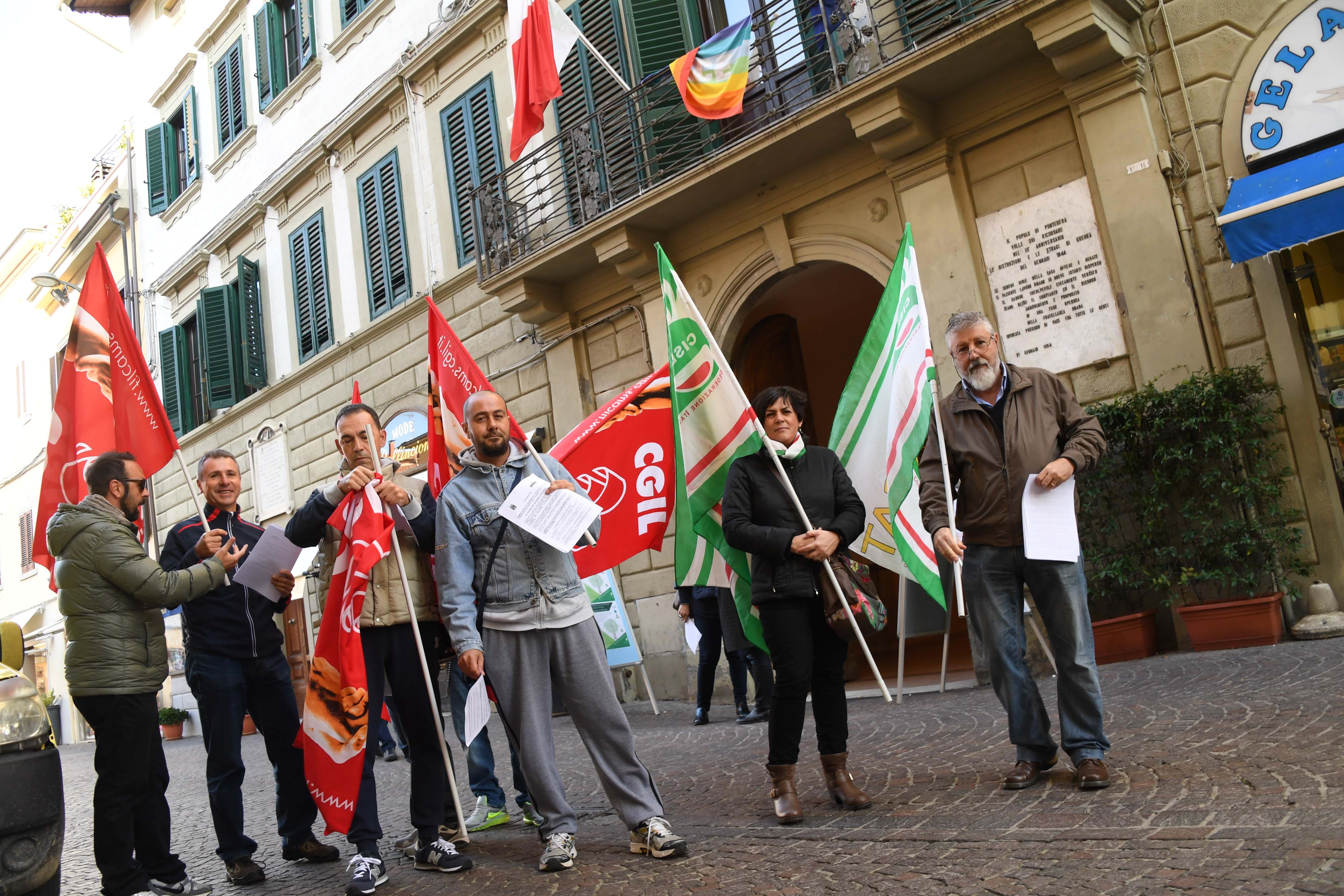 Presidio davanti al comune di Pontedera di sindacati e lavoratori (Foto Franco Silvi)