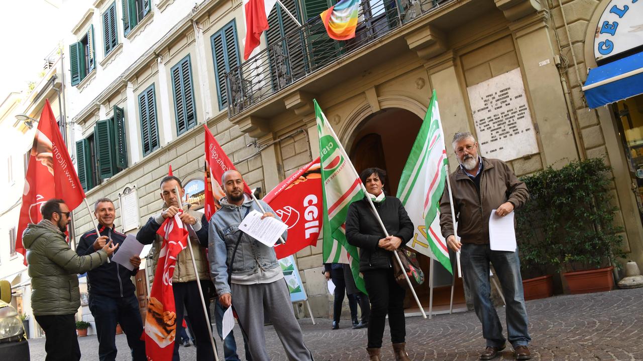 Presidio davanti al comune di Pontedera di sindacati e lavoratori (Foto Franco Silvi)