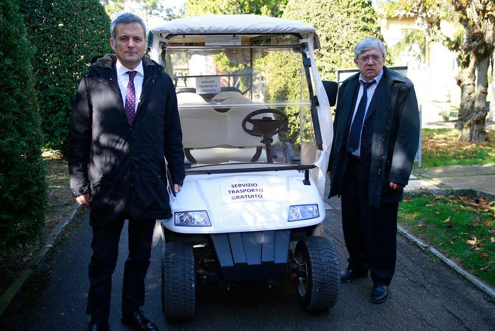 Modena, in visita a S. Cataldo con navetta elettrica per trasporto anziani 
