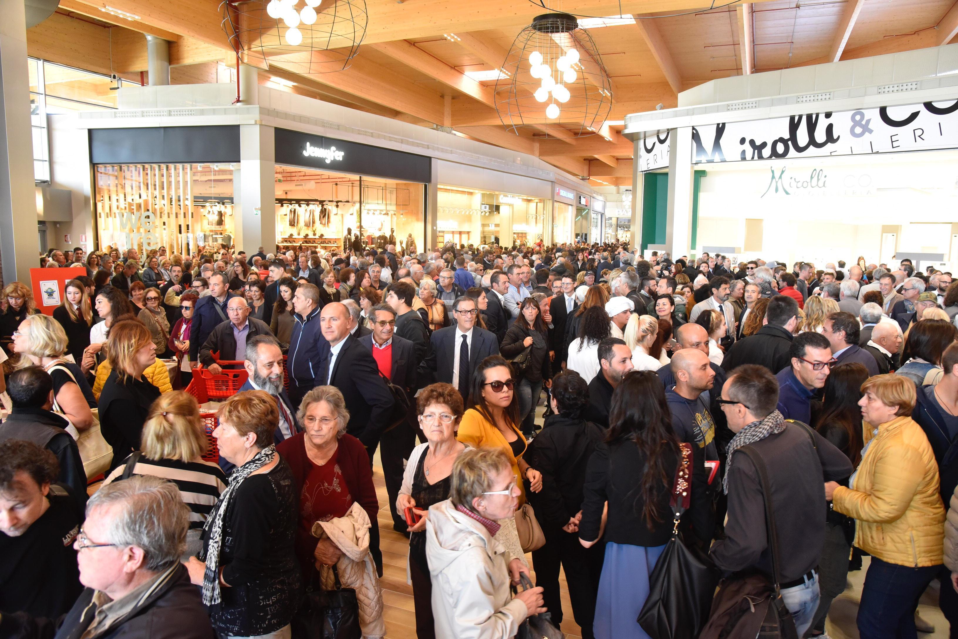 27 ottobre 2016 ore 11, il centro commerciale stracolmo (Foto Bf) 