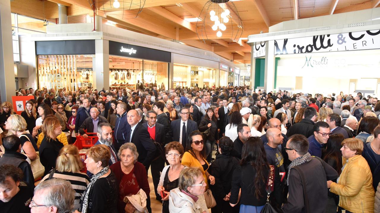 27 ottobre 2016 ore 11, il centro commerciale stracolmo (Foto Bf)