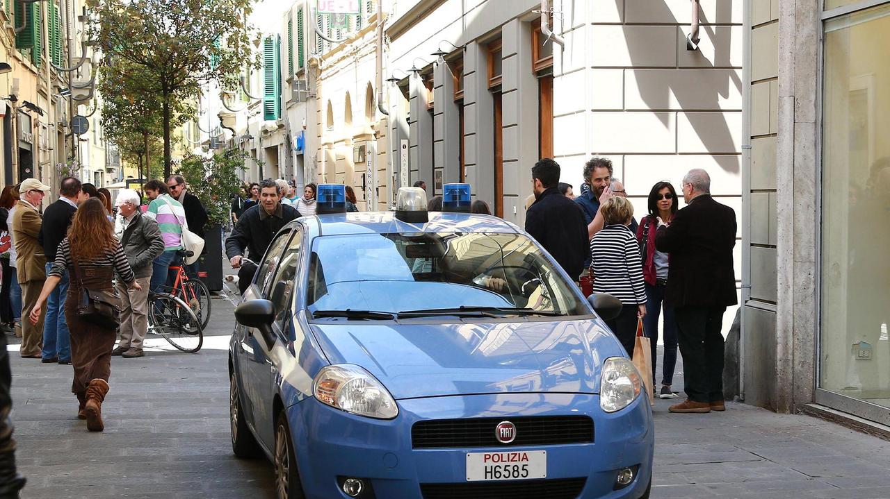 Una volante della polizia in centro (foto d'archivio)