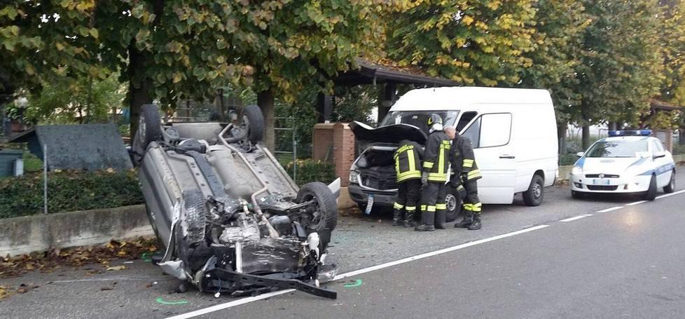 Si schianta contro un cancello e si capovolge con l’auto