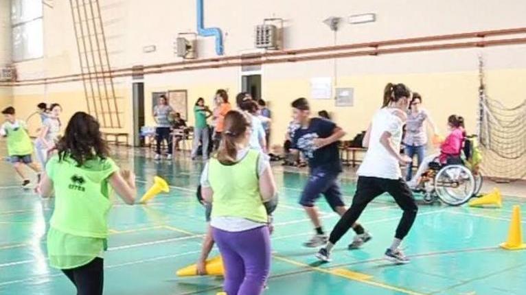 E il compagno di classe aiuta l’amico a fare sport