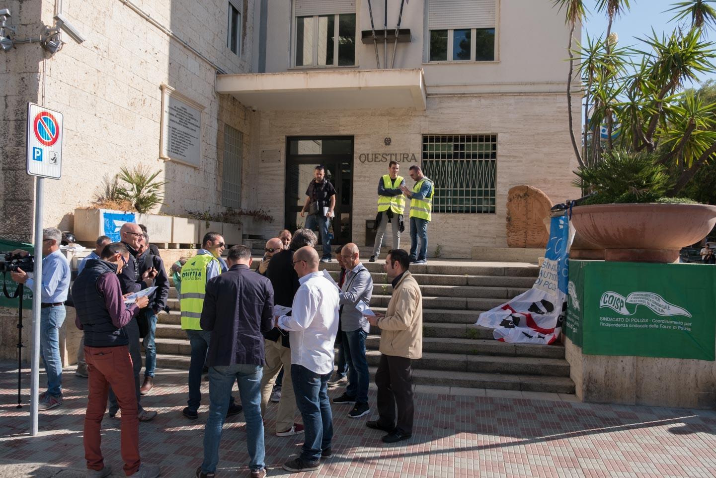 Il sit-in del poliziotti davanti alla questura di Cagliari (foto Rosas)