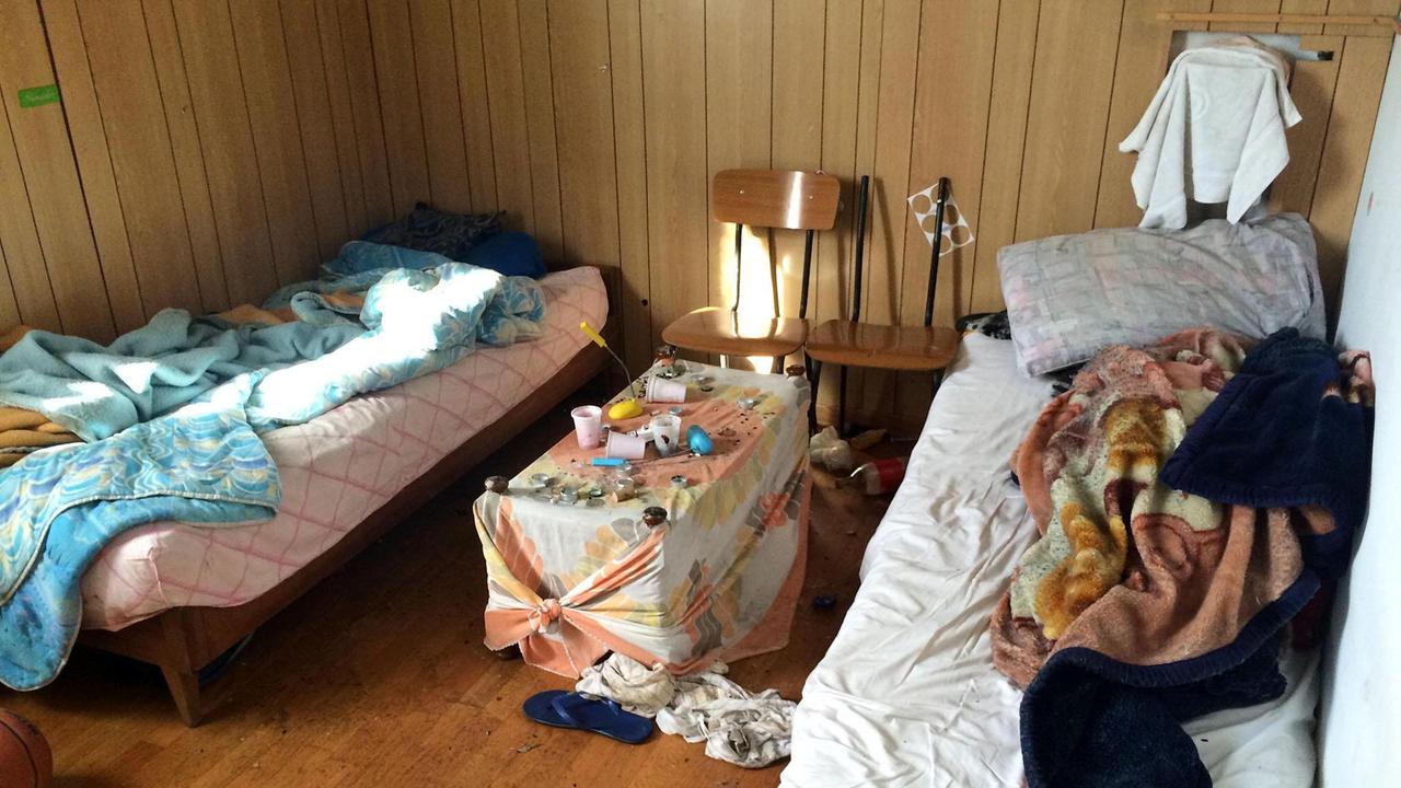 Alcuni giacigli rinvenuti dall'interno della ex Kartos di via Tevere (Foto Nucci)