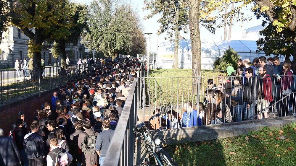 La fila al padiglione dei Games (Sernacchioli)