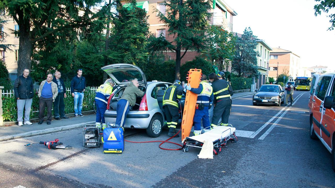 Modena, incidente in viale Italia durante inseguimento: il fuggitivo era drogato
