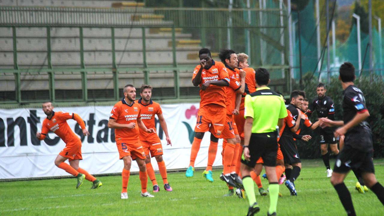 Un'azione di gioco della Pistoiese (Foto Gori)