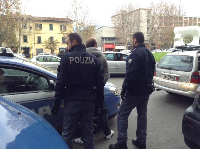 Rapina un uomo minacciandolo con un coltello, arrestato