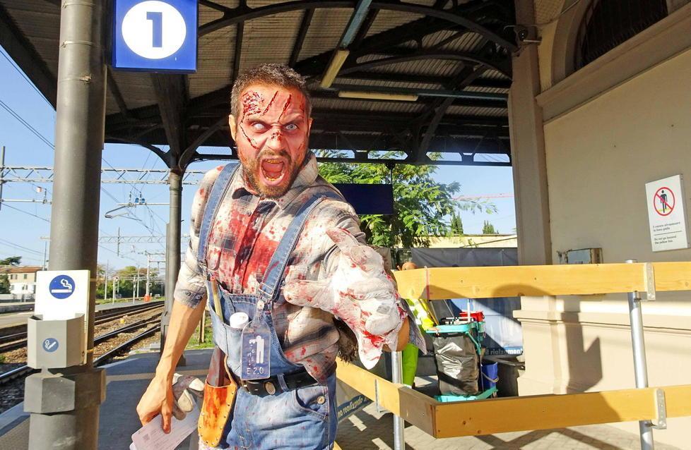 "C'è un uomo armato in stazione". Ma è un cosplayer diretto al Lucca Comics - Video 