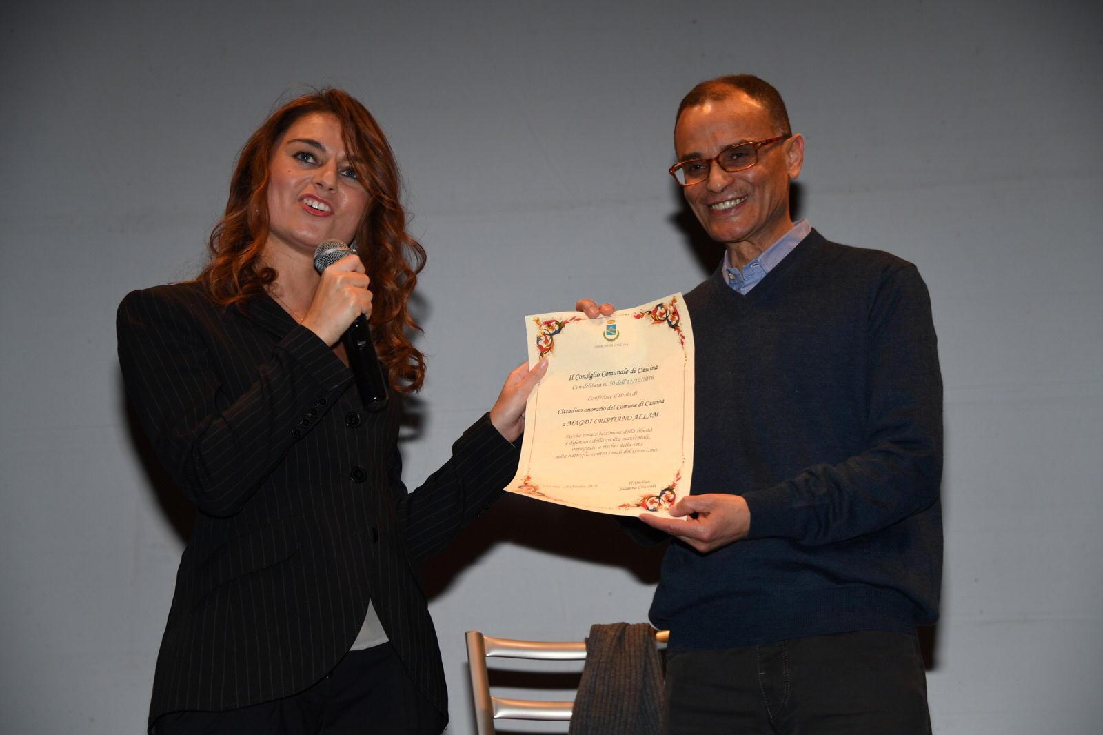 La sindaca Susanna Ceccardi consegna la cittadinanza onoraria a Magdi Cristiano Allam (foto F. Silvi)