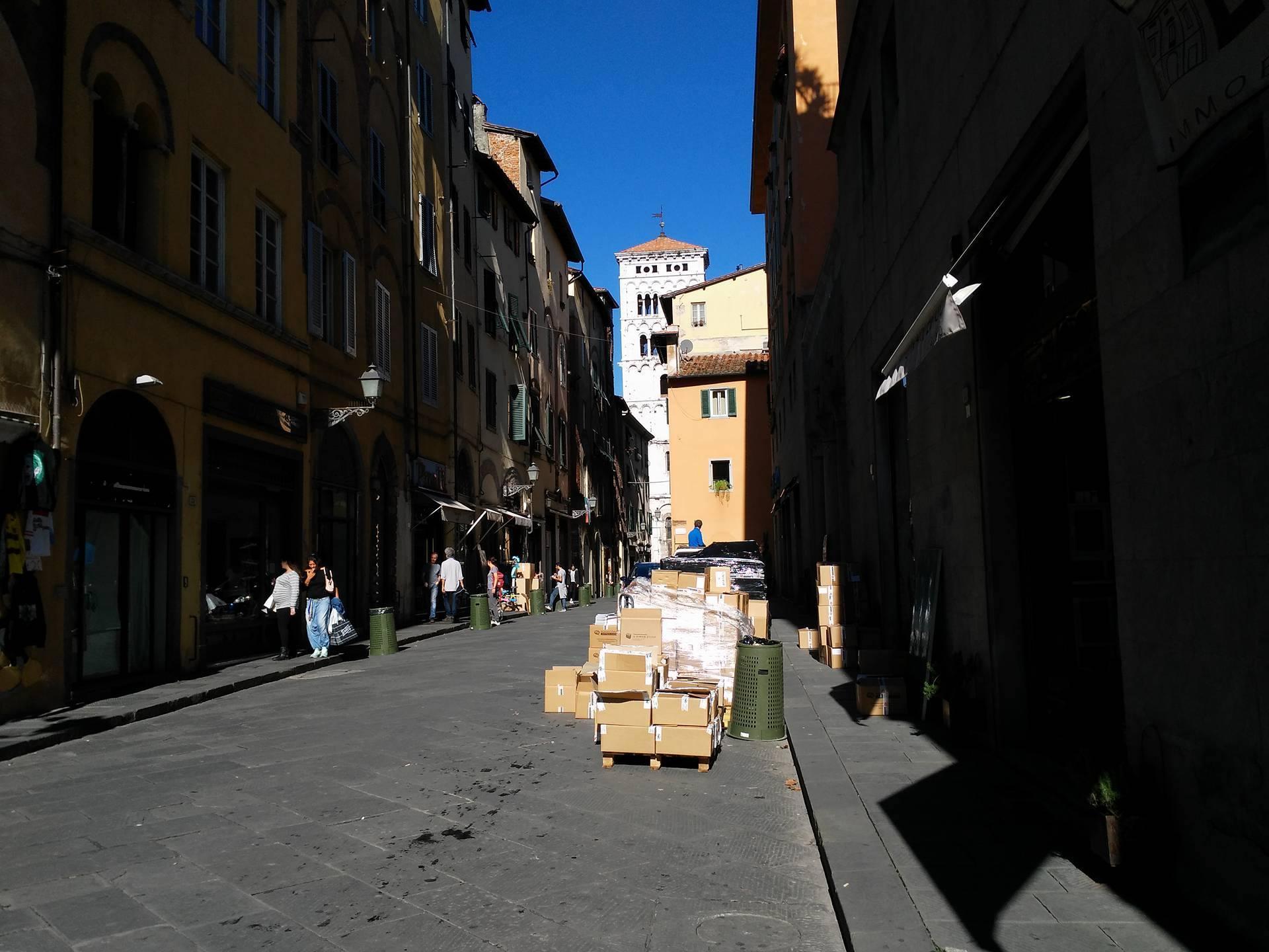 Via Beccheria a Lucca, invasa dai temporary store