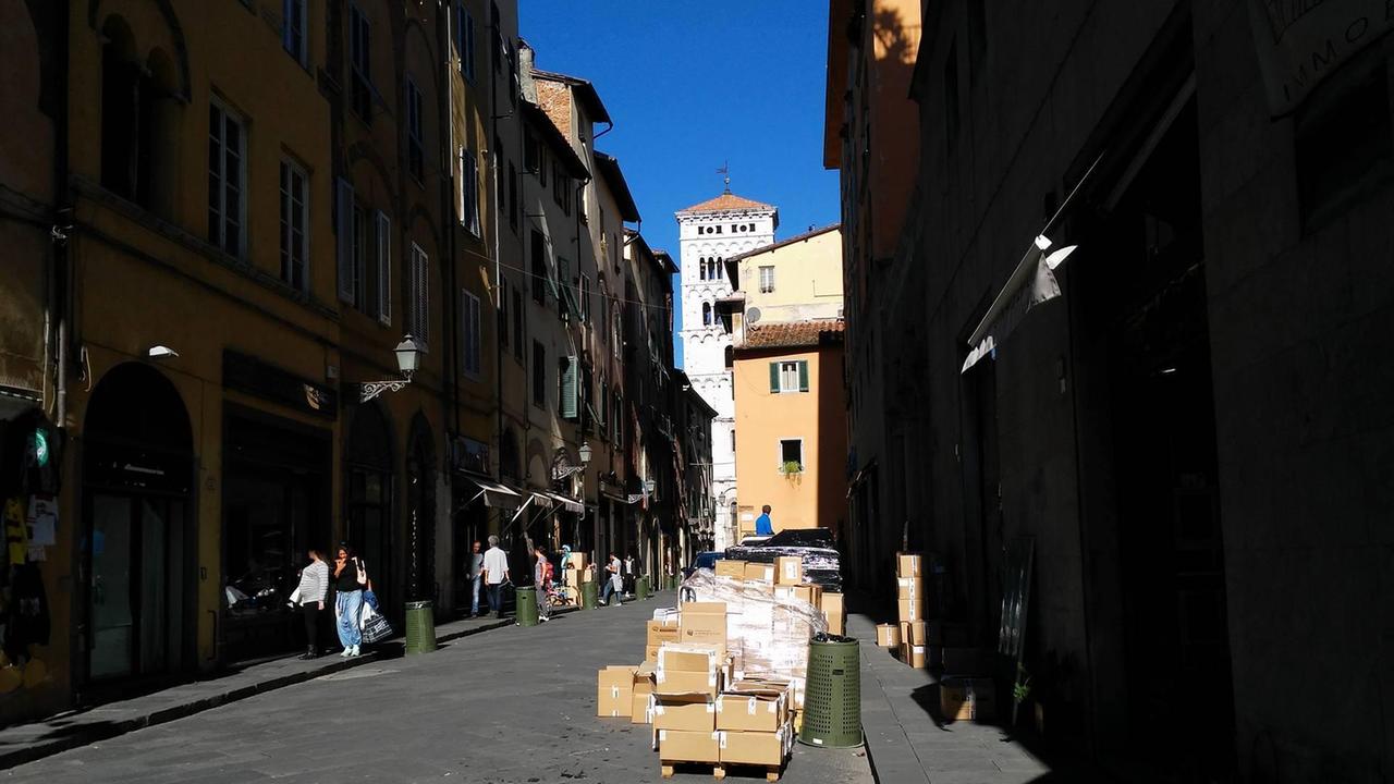 Via Beccheria a Lucca, invasa dai temporary store