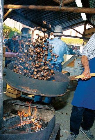 Una domenica di festa con castagne, mercati e i negozi tutti aperti