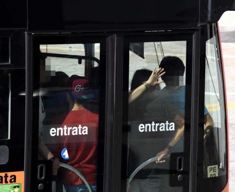 «Studenti di undici anni lasciati a piedi»: l’esposto 