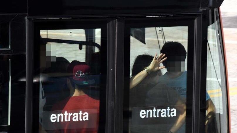 «Studenti di undici anni lasciati a piedi»: l’esposto
