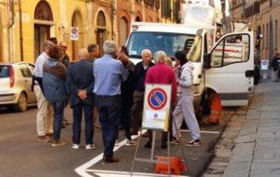 Protesta dei residenti, cassonetti spostati 