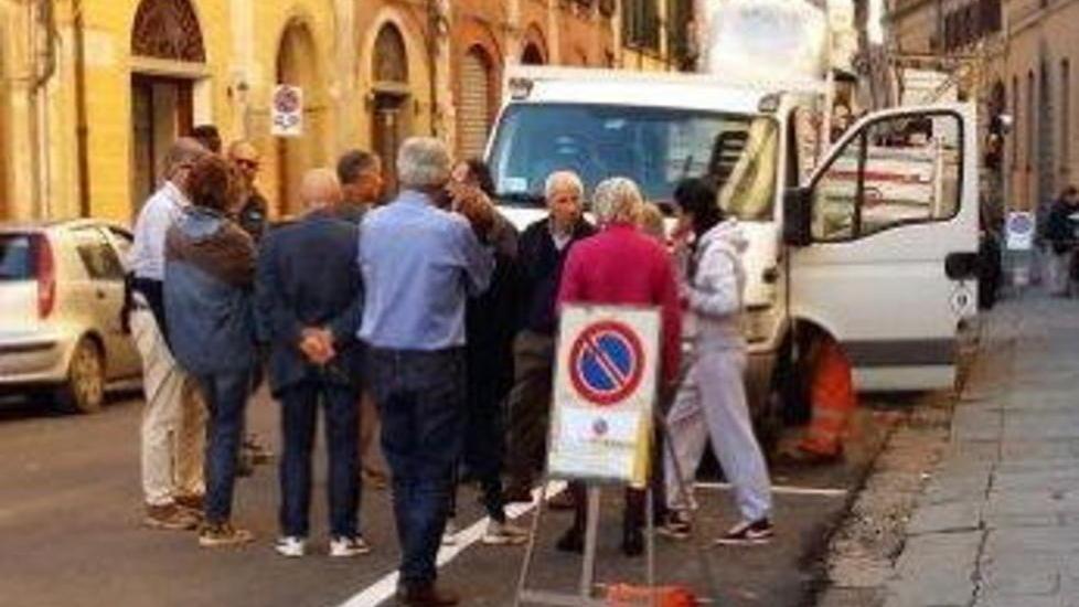 Protesta dei residenti, cassonetti spostati