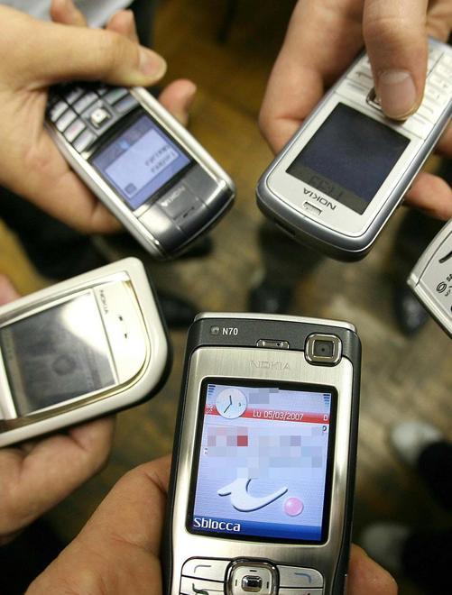 Pugno in faccia a uno studente per prendergli il cellulare