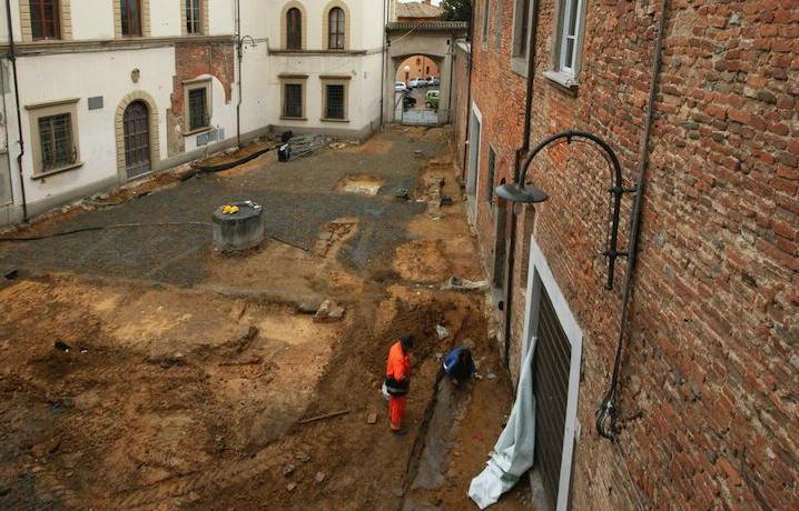 Gli scavi della piazza riportano alla luce l’antico ospedale 