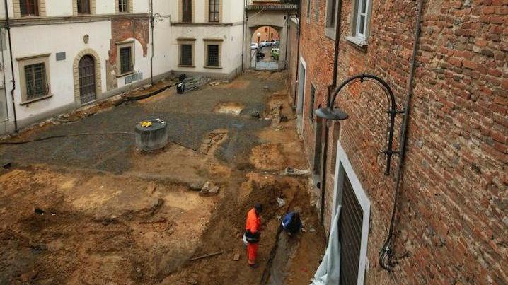 Gli scavi della piazza riportano alla luce l’antico ospedale