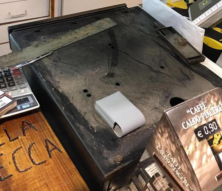 Colpo-bis al Gallo della Checca Via sigarette e “gratta e vinci” 