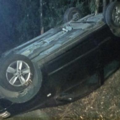 Perde il controllo per evitare un cinghiale Algherese 22enne capotta con la sua Polo