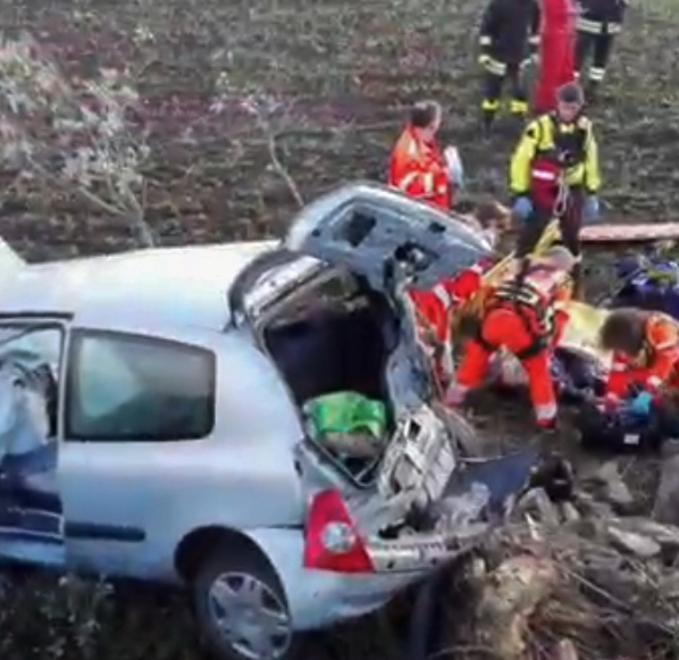Vola con l’auto, donna viva per miracolo 