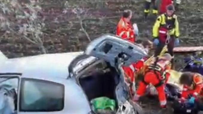 Vola con l’auto, donna viva per miracolo