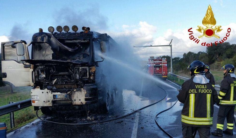 Camion a fuoco, traffico in tilt