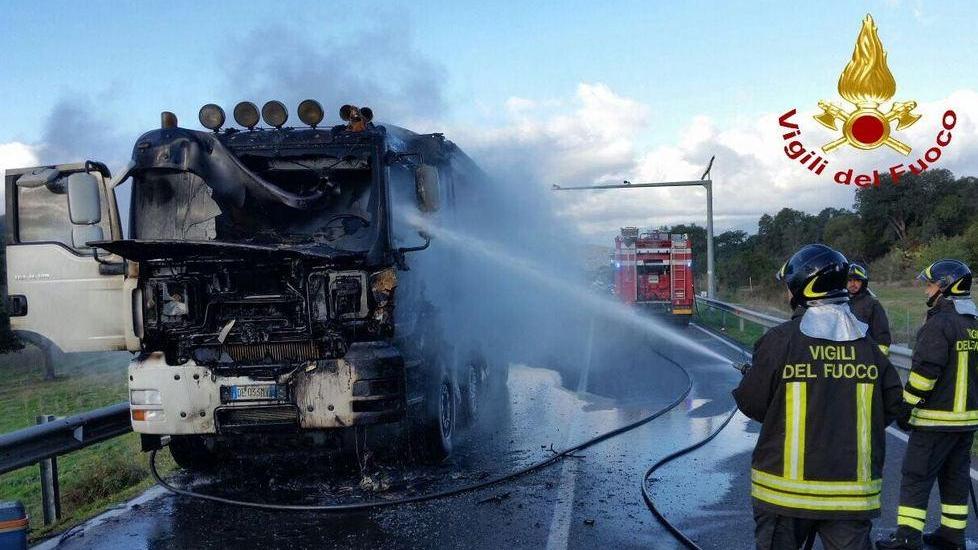 Camion a fuoco, traffico in tilt