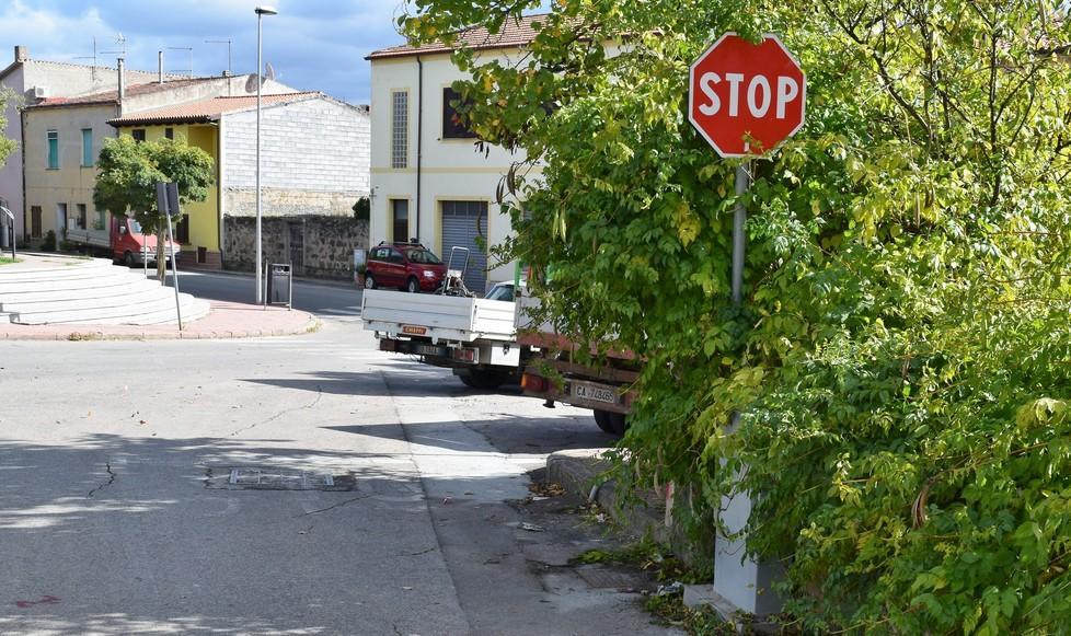 Travolge due donne con l’auto e scappa 