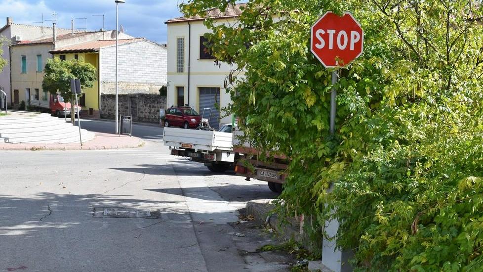 Travolge due donne con l’auto e scappa