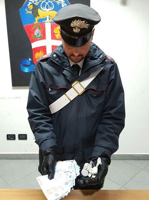 Arrestato con i libri alla... cocaina 