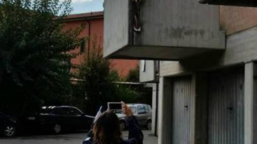 I vigili prelevano i cani lasciati sul balcone