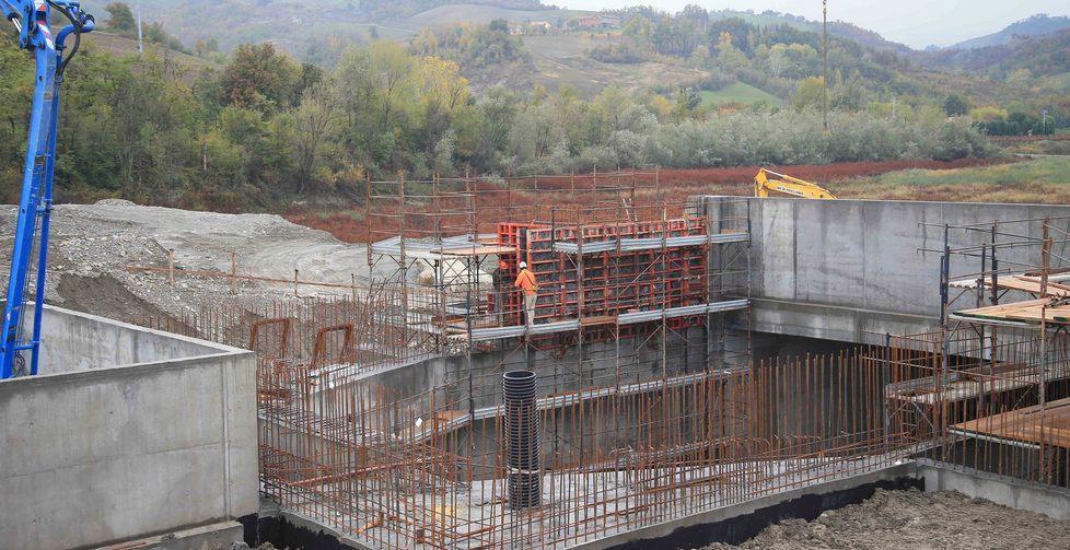 Energia elettrica e acqua per i campi 