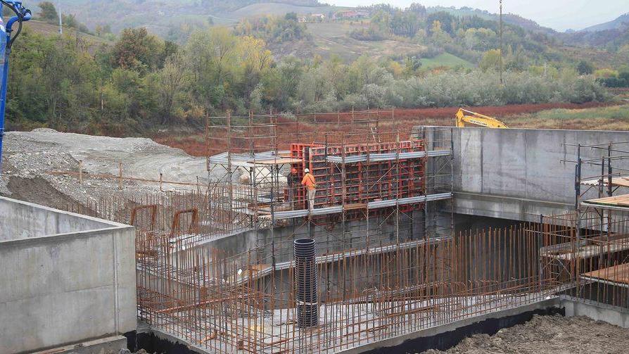 Energia elettrica e acqua per i campi