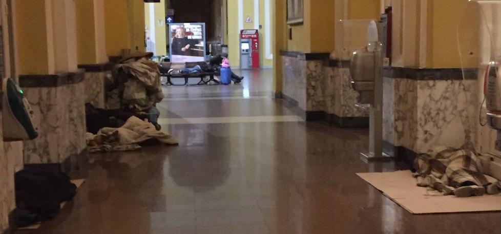 Alla stazione l'atrio diventa l'hotel dei senzatetto 