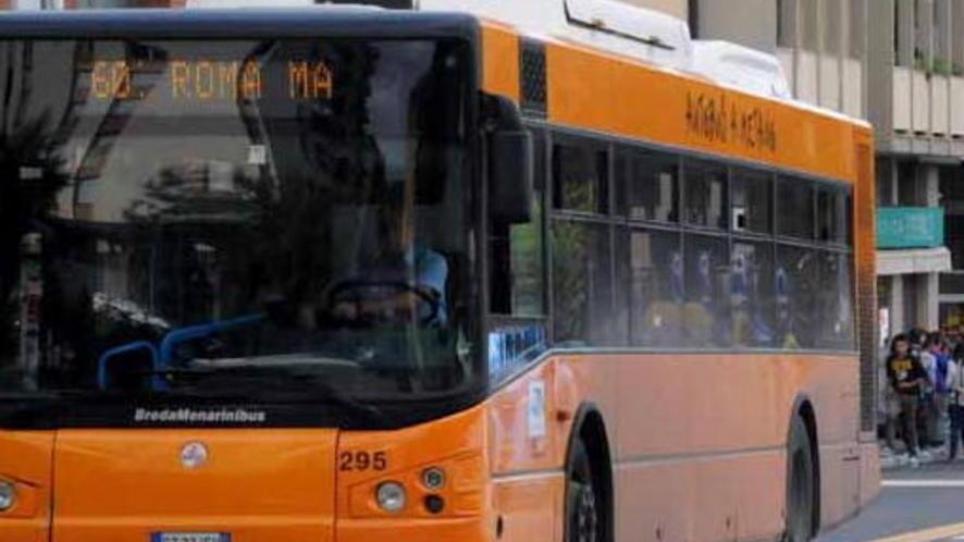 Anziano senza biglietto picchia agenti e controllore a Massa