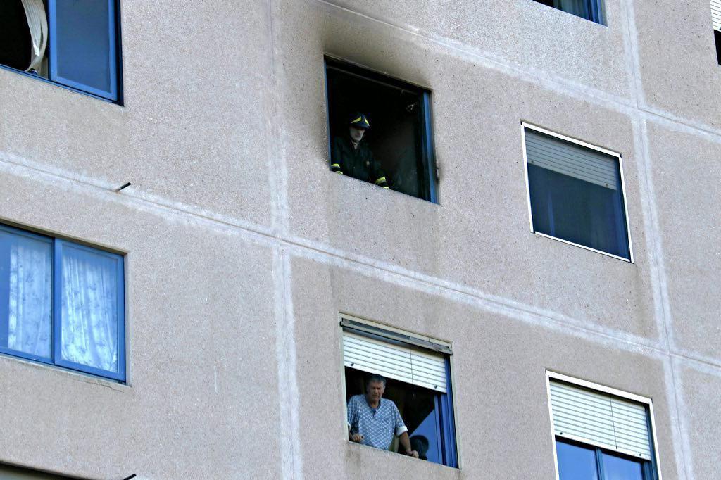 La finestra della camera da letto che ha preso fuoco (Marzi/Pentafoto)